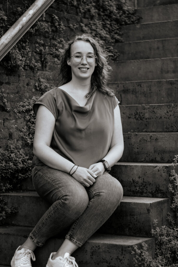 Florentine Moesker op trap, zwart wit